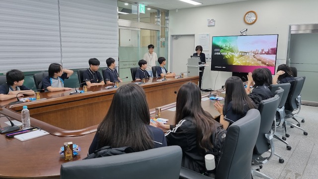 

	
		
			
				
					고양시 관내 중학교 '꿈길' 진로체험학습 실시 안내 이미지 입니다. 이 이미지에는 중요한 정보가 포함되어 있을 수 있습니다. 자세한 내용은 첨부파일이나 본문 내용을 참고해 주세요.
				
				
			
		
		
	
	