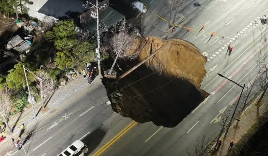 25년 명일동 일대 지반침하사고 사진