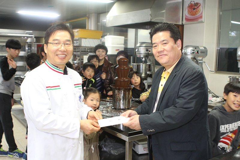 대한지적공사 제주본부는 한라대학교와함께 산학합동 사회공헌활동의 일환으로 하귀지역 아이들을 대상으로 요리체험교실을 열었다.