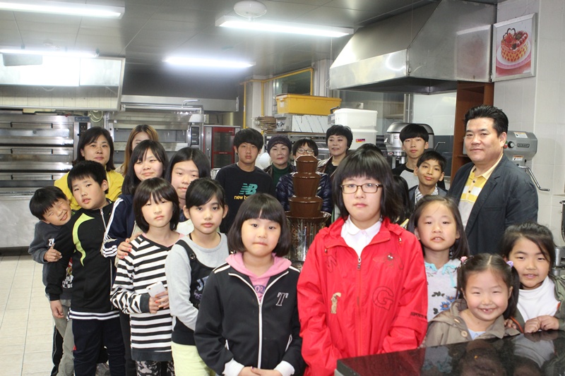 대한지적공사 제주본부는 한라대학교와함께 산학합동 사회공헌활동의 일환으로 하귀지역 아이들을 대상으로 요리체험교실을 열었다.