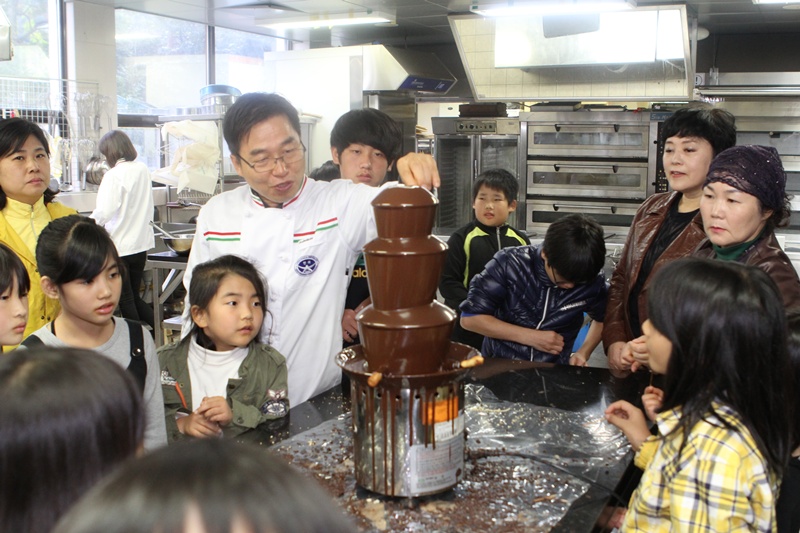 대한지적공사 제주본부는 한라대학교와함께 산학합동 사회공헌활동의 일환으로 하귀지역 아이들을 대상으로 요리체험교실을 열었다.
