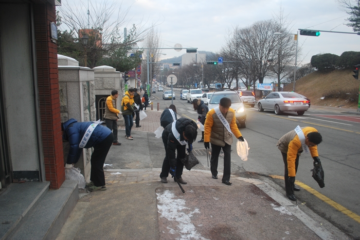 환경정화 활동중인 직원들