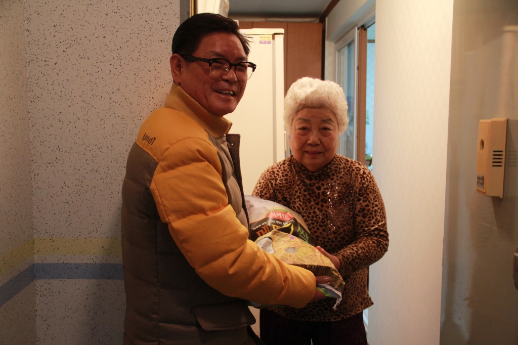 

	
		
		
			사랑의 쌀 나누기 기념사진
		
	
	