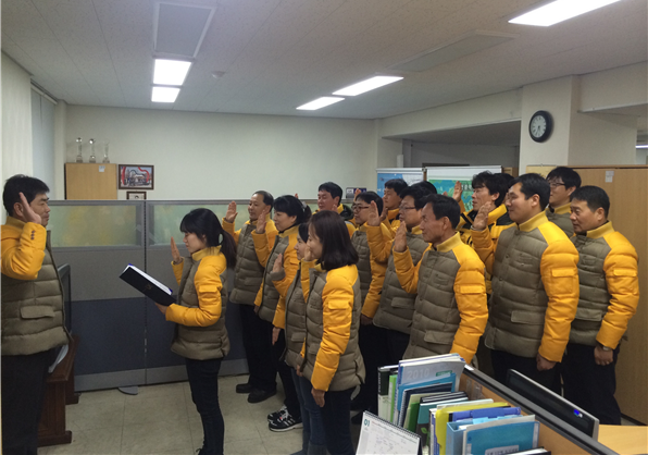 

	
		
		
			청렴서약 및 청렴결의대회 실시하는 인천지역본부 직원들
		
	
	