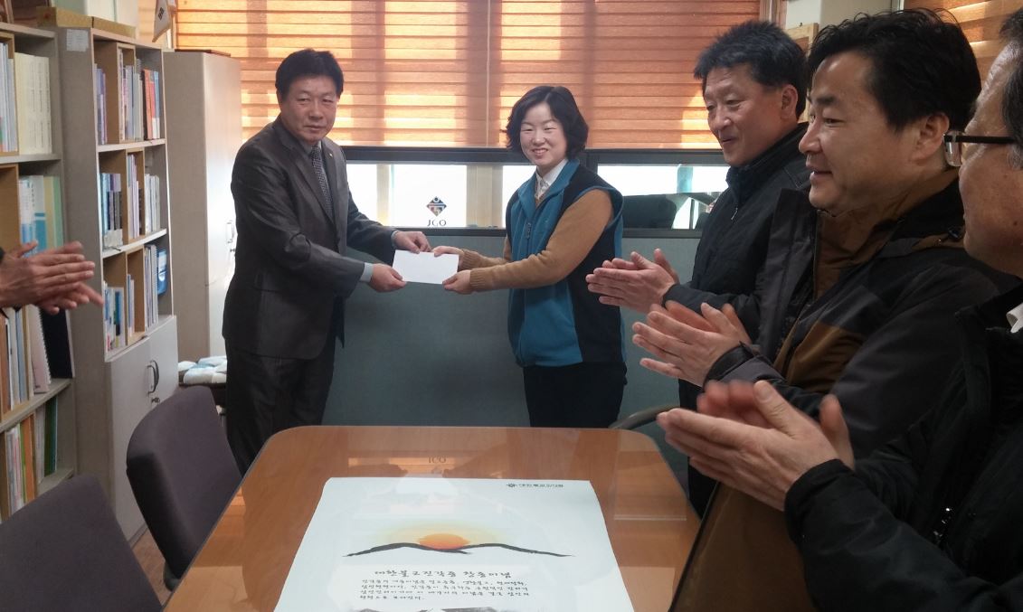

	
		
		
			기부금 전달 기념사진
		
	
	
