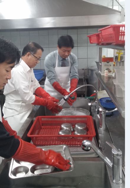 

	
		
		
			배식봉사 후 설겆이
		
	
	