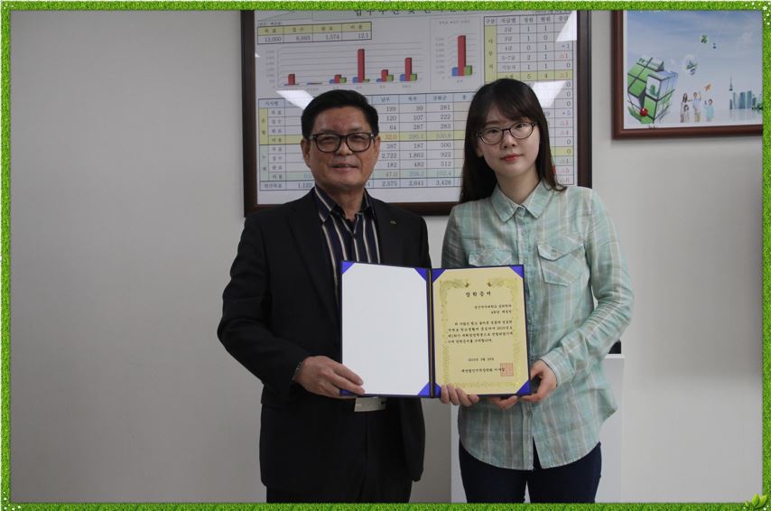 

	
		
		
			장학증서 수여 후 기념사진 (좌/인천지역본부 본부장, 우/성신여자대학교 채경선 학생)
		
	
	