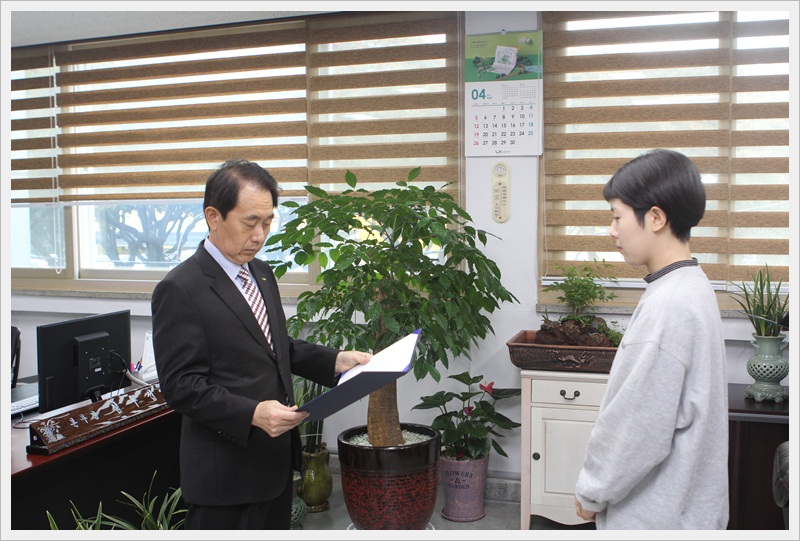 한라대학교 김해진 학생에게 장학증서를 수여하는 LX제주지역본부장(좌)