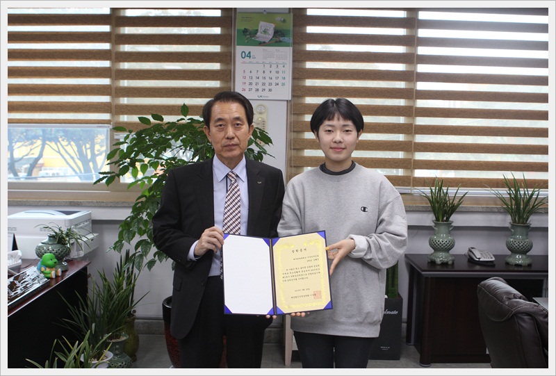 기념사진 (좌/제주지역본부장, 우/김해진 학생)