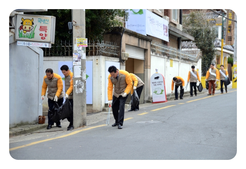 

	
		
		
			길거리 청소중인 직원들
		
	
	