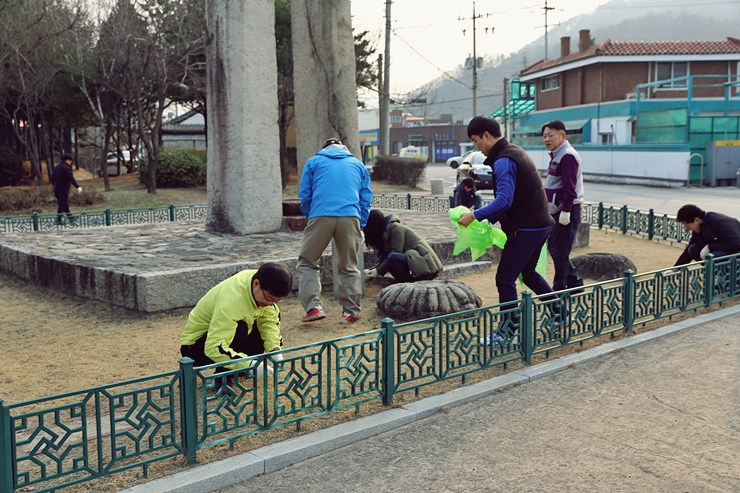 

	
		
		
			환경정화 활동중인 강원지역본부 직원들
		
	
	