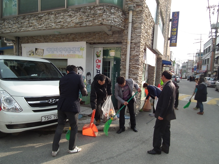 

	
		
		
			환경정화 활동중인 충북지역본부 직원들
		
	
	