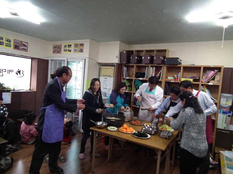 

	
		
		
			배식봉사중인 충북지역본부 직원들
		
	
	