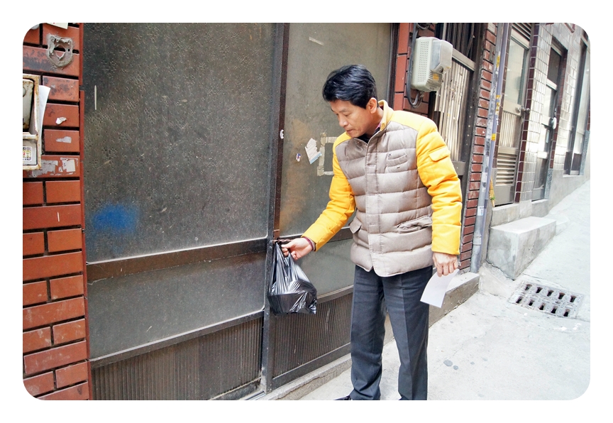 

	
		
		
			부재중인 장애우 분의 집에는 문고리에 걸어둡니다.
		
	
	