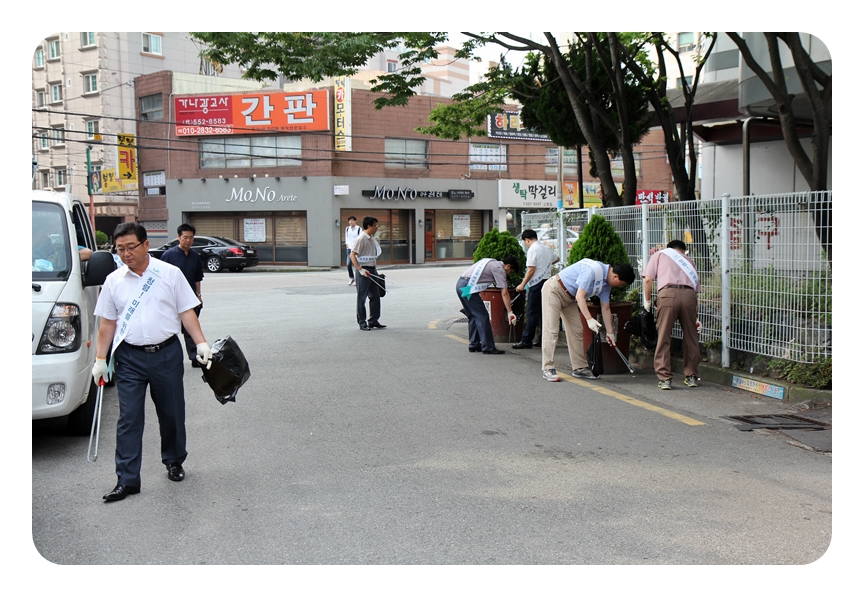 

	
		
		
			환경정화 봉사활동 중인 LX임직원
		
	
	