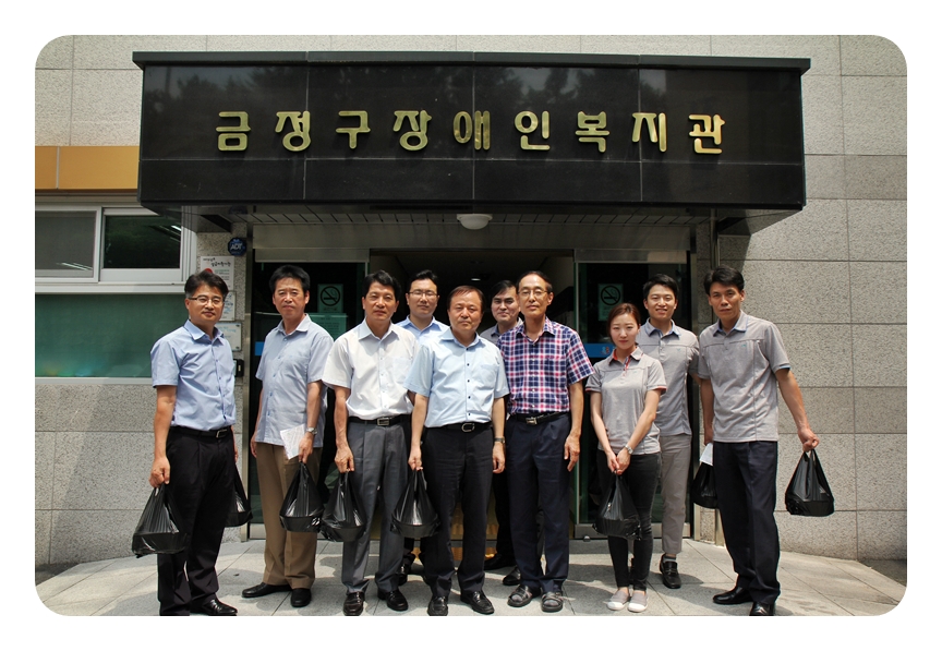 

	
		
		
			금정구 장애인복지관에서 반찬배달 봉사 기념사진
		
	
	