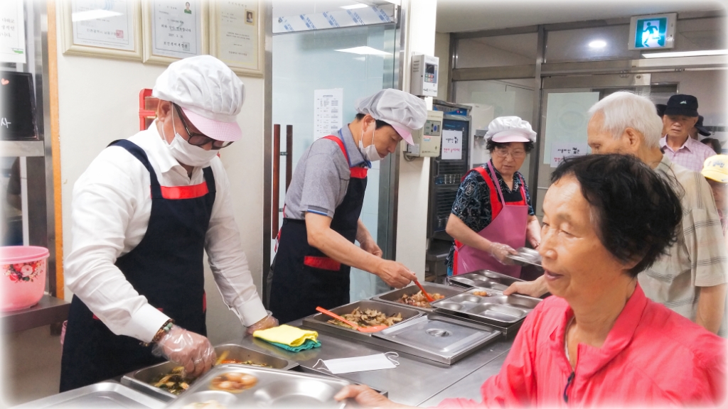 

	
		
		
			노인복지관에서 배식 봉사중인 박동수 LX인천지역본부장
		
	
	