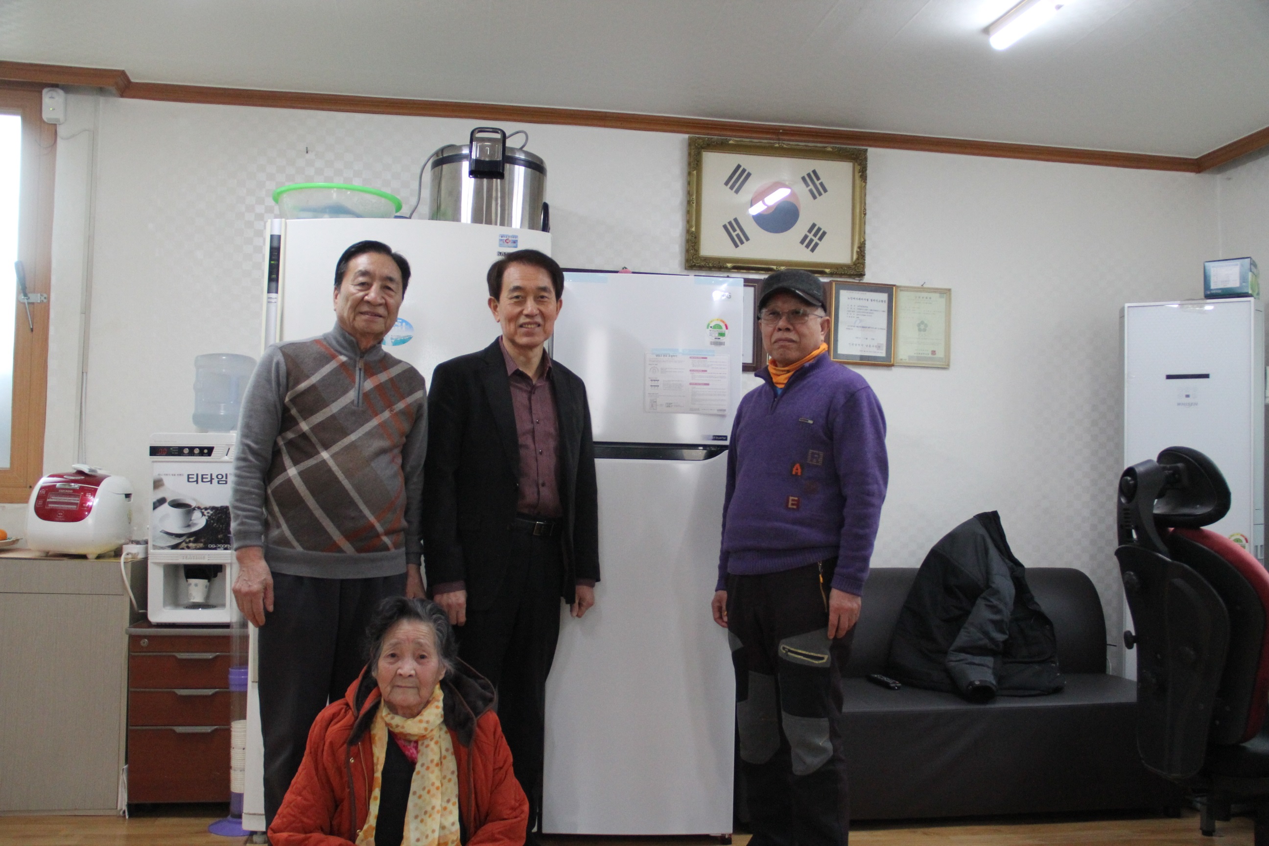 

	
		
		
			경로당 후원물품 전달 기념사진
		
	
	