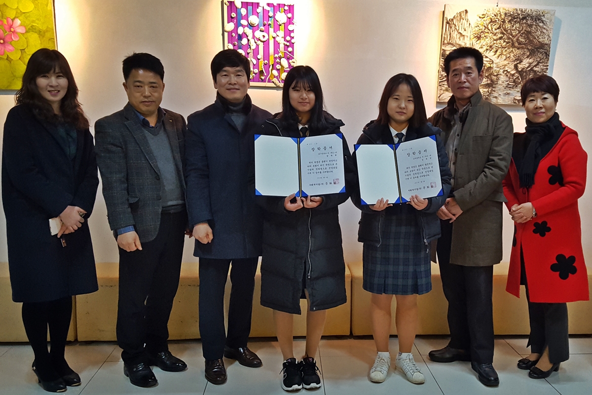 

	
		
		
			장학금 전달식 기념사진
		
	
	