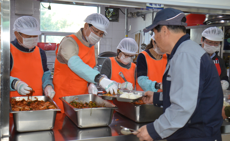 

	
		
			
				
					전주 덕진노인복지관 배식봉사 안내 이미지 입니다. 이 이미지에는 중요한 정보가 포함되어 있을 수 있습니다. 자세한 내용은 첨부파일이나 본문 내용을 참고해 주세요.
				
				
			
		
		
	
	