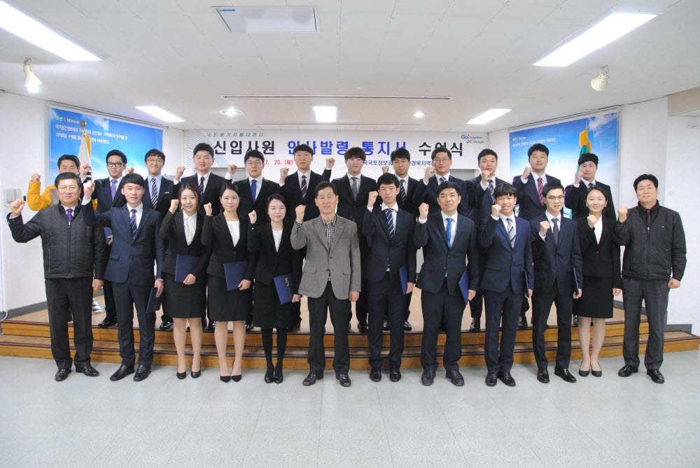 

	
		
			
				
					2017년 신입사원 인사발령 안내 이미지 입니다. 이 이미지에는 중요한 정보가 포함되어 있을 수 있습니다. 자세한 내용은 첨부파일이나 본문 내용을 참고해 주세요.
				
				
			
		
		
	
	
