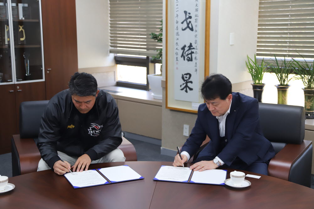 

	
		
			
				
					[LX 경기지역본부] LX홈런존이 생기다! kt위즈와 함께하는 사회공헌! 안내 이미지 입니다. 이 이미지에는 중요한 정보가 포함되어 있을 수 있습니다. 자세한 내용은 첨부파일이나 본문 내용을 참고해 주세요.
				
				
			
		
		
	
	