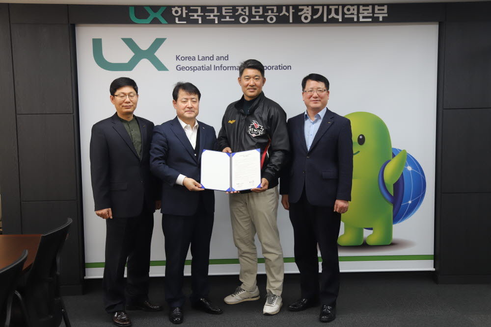 

	
		
			
				
					[LX 경기지역본부] LX홈런존이 생기다! kt위즈와 함께하는 사회공헌! 안내 이미지 입니다. 이 이미지에는 중요한 정보가 포함되어 있을 수 있습니다. 자세한 내용은 첨부파일이나 본문 내용을 참고해 주세요.
				
				
			
		
		
	
	