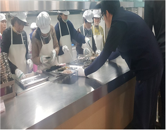 

	
		
			
				
					[LX경기지역본부] 경기지역본부와 함께 떠나는 즐거운 배식봉사♥ 안내 이미지 입니다. 이 이미지에는 중요한 정보가 포함되어 있을 수 있습니다. 자세한 내용은 첨부파일이나 본문 내용을 참고해 주세요.
				
				
			
		
		
	
	