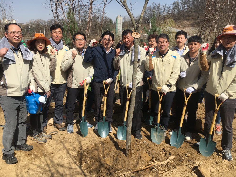 

	
		
			
				
					[LX서울지역본부] “LX 만(萬)그루 희망심기” 식목일 행사에 참석하였습니다. 안내 이미지 입니다. 이 이미지에는 중요한 정보가 포함되어 있을 수 있습니다. 자세한 내용은 첨부파일이나 본문 내용을 참고해 주세요.
				
				
			
		
		
	
	
