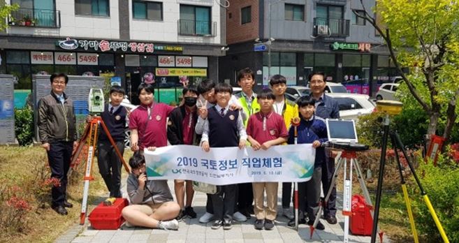 

	
		
			
				
					[LX인천지역본부] 국토정보 직업체험 실시-인천남부지사 안내 이미지 입니다. 이 이미지에는 중요한 정보가 포함되어 있을 수 있습니다. 자세한 내용은 첨부파일이나 본문 내용을 참고해 주세요.
				
				
			
		
		
	
	