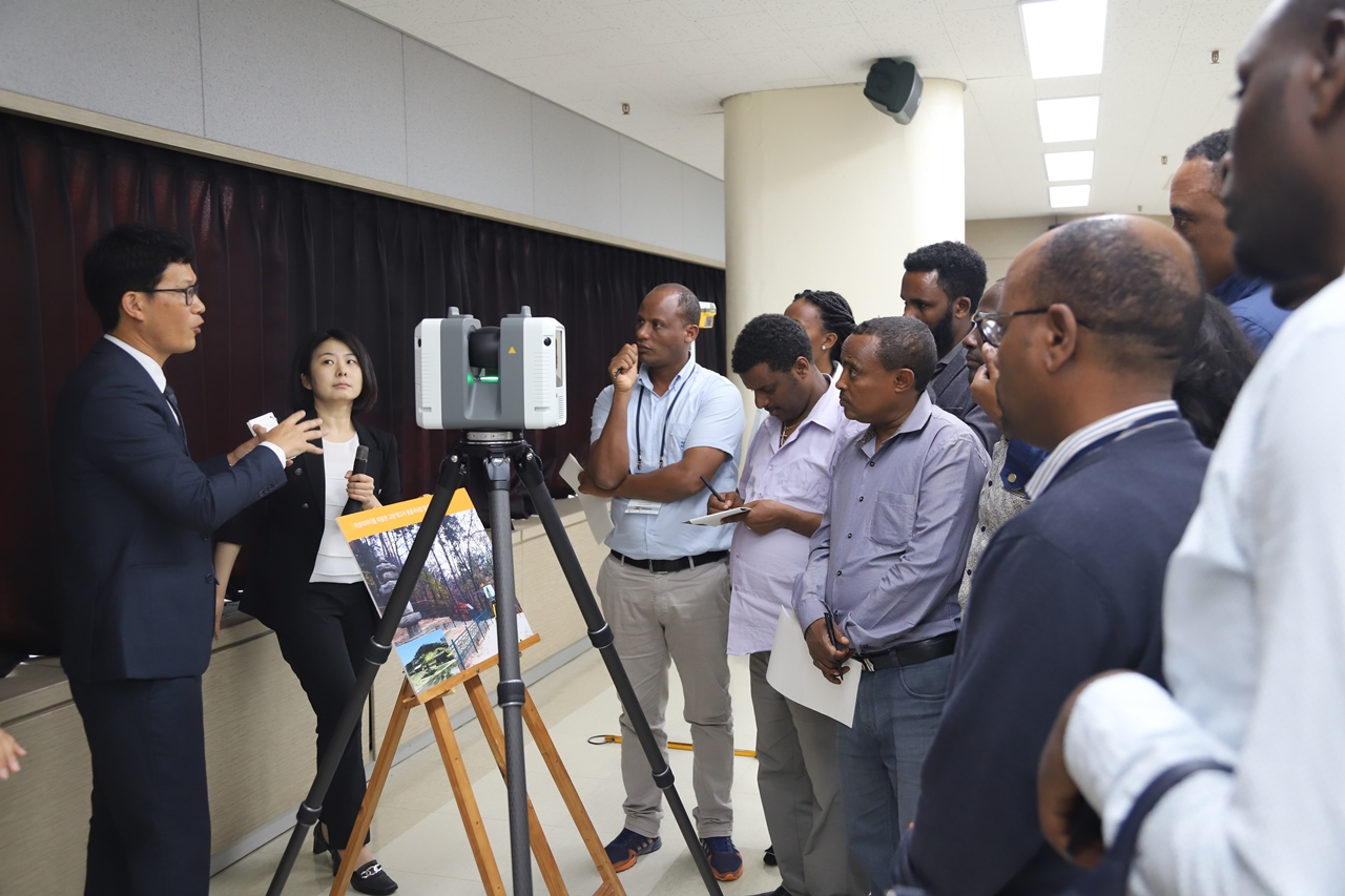 에티오피아 공무원들이 LX의 ‘3D측량 기술’에 대한 설명 사진4