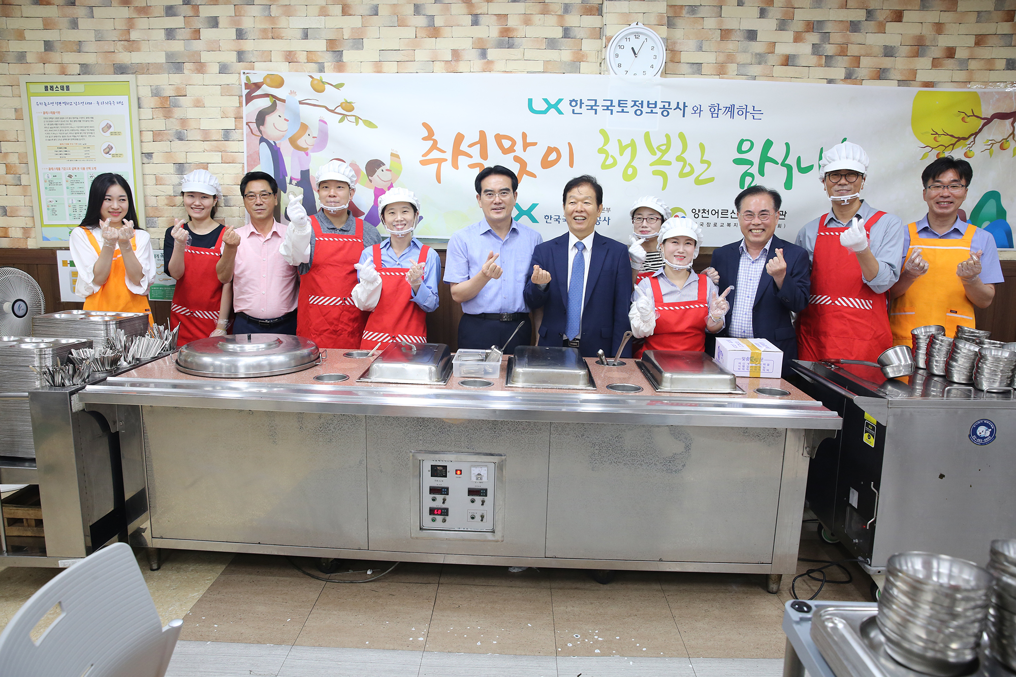 

	
		
		
			양천어르신종합복지관 기부금 전달 및 배식봉사 활동 사진
		
	
	