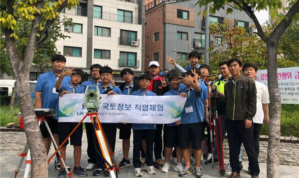 

	
		
			
				
					LX 인천남부지사, 인천中 국토정보 직업체험 안내 이미지 입니다. 이 이미지에는 중요한 정보가 포함되어 있을 수 있습니다. 자세한 내용은 첨부파일이나 본문 내용을 참고해 주세요.
				
				
			
		
		
	
	