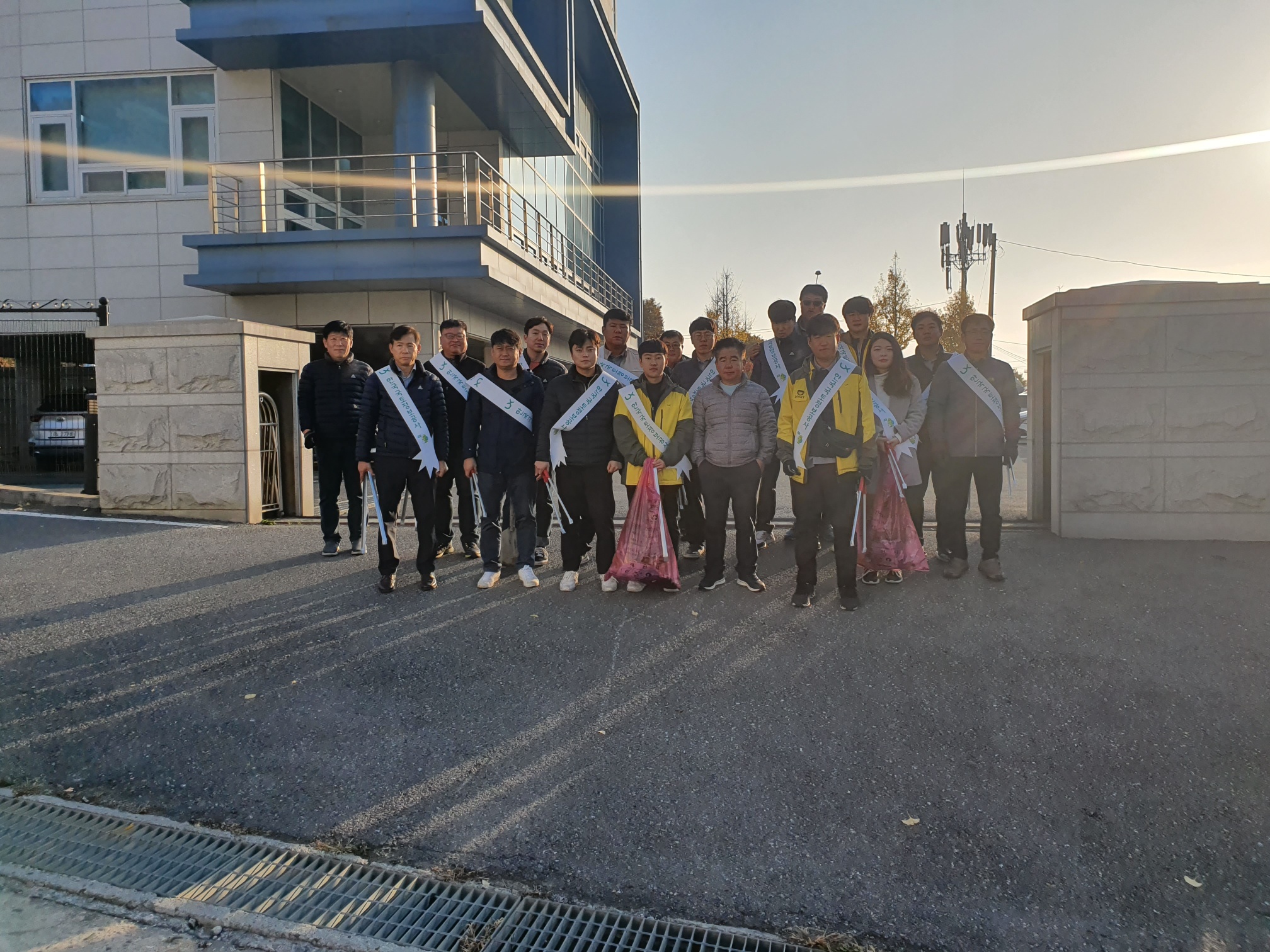 

	
		
			
				
					[LX충북지역본부 제천지사] 사회공헌(환경정화)활동 실시 안내 이미지 입니다. 이 이미지에는 중요한 정보가 포함되어 있을 수 있습니다. 자세한 내용은 첨부파일이나 본문 내용을 참고해 주세요.
				
				
			
		
		
	
	