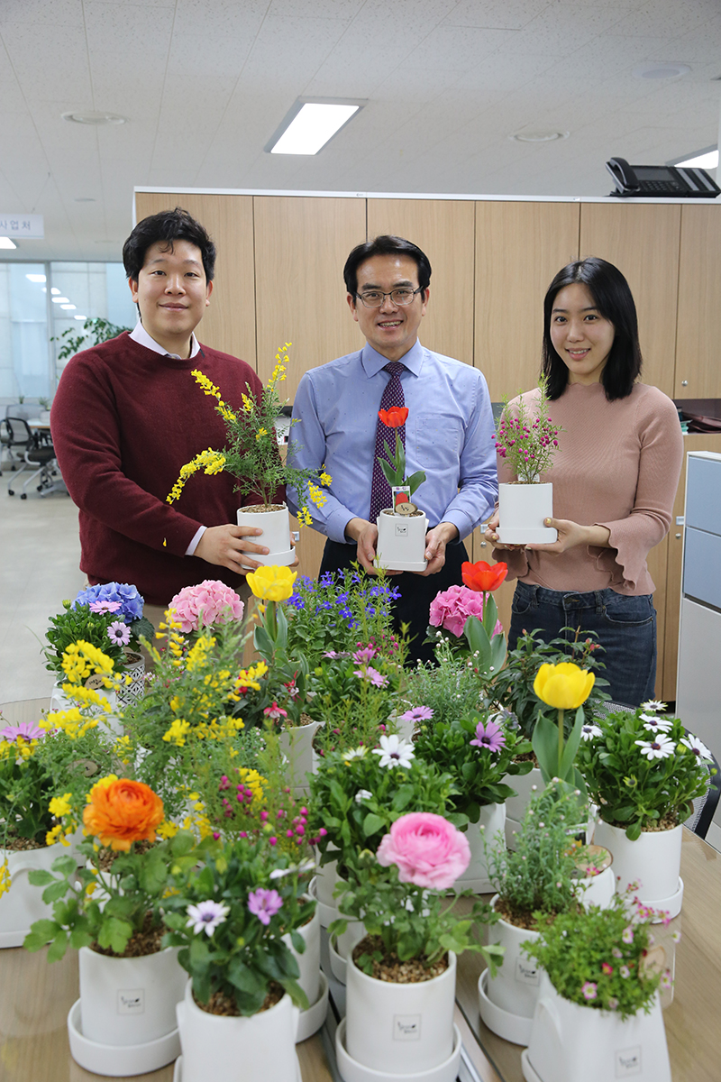 

	
		
			
				
					[LX서울지역본부] 식목일 맞아 꽃 구매 운동... 코로나19 여파 화훼농가 돕기 앞장 안내 이미지 입니다. 이 이미지에는 중요한 정보가 포함되어 있을 수 있습니다. 자세한 내용은 첨부파일이나 본문 내용을 참고해 주세요.
				
				
			
		
		
	
	