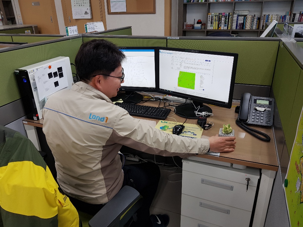 

	
		
			
				
					[LX서울지역본부] LX 봄 꽃으로 웃음꽃이 활짝 안내 이미지 입니다. 이 이미지에는 중요한 정보가 포함되어 있을 수 있습니다. 자세한 내용은 첨부파일이나 본문 내용을 참고해 주세요.
				
				
			
		
		
	
	