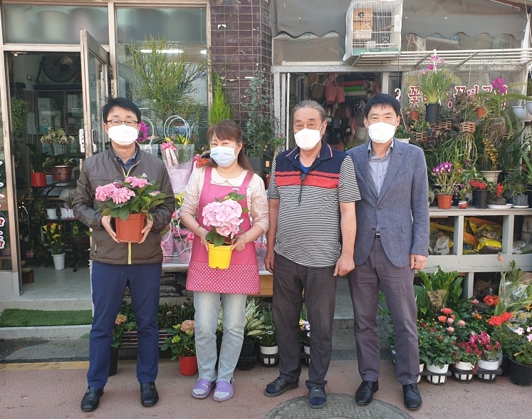 

	
		
			
				
					[LX서울지역본부] LX서울본부, '화훼농가 돕기' 릴레이 캠페인 ing 안내 이미지 입니다. 이 이미지에는 중요한 정보가 포함되어 있을 수 있습니다. 자세한 내용은 첨부파일이나 본문 내용을 참고해 주세요.
				
				
			
		
		
	
	