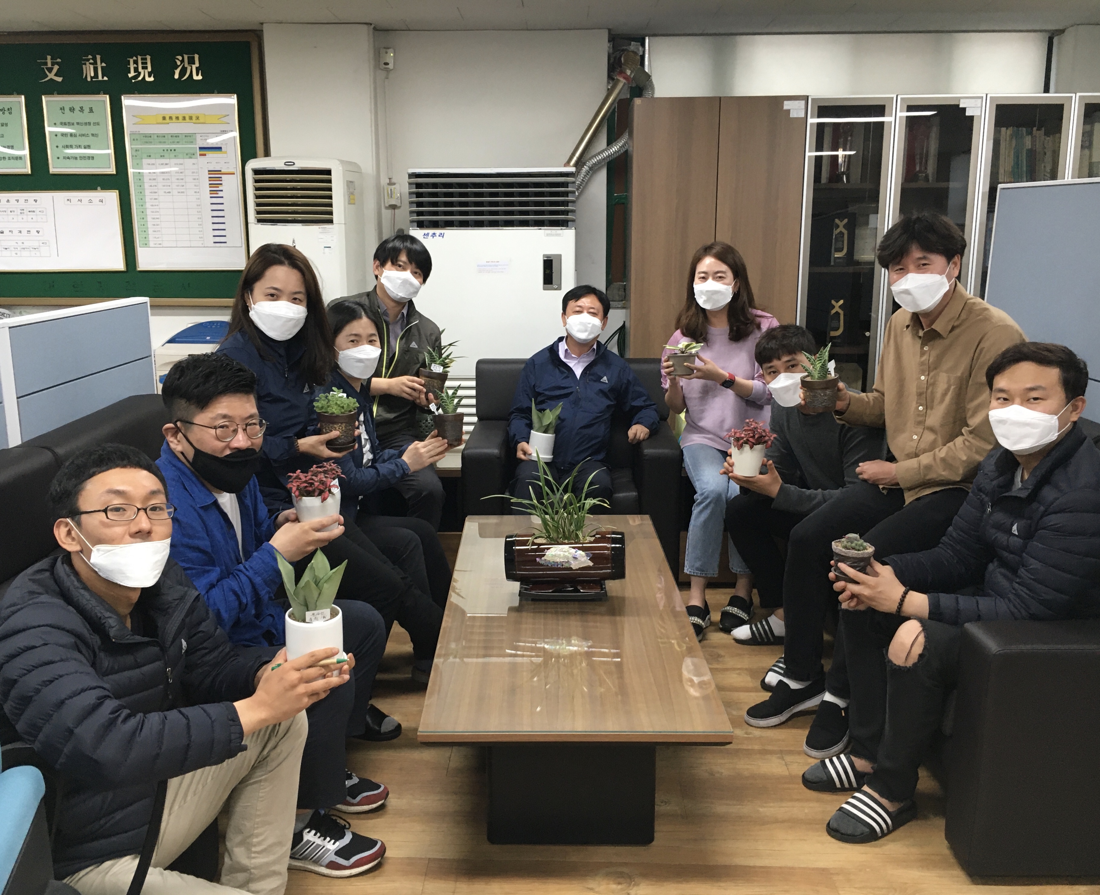 

	
		
			
				
					[LX서울지역본부] 마음을 나누는 ‘화훼농가 돕기’ 캠페인 참여 안내 이미지 입니다. 이 이미지에는 중요한 정보가 포함되어 있을 수 있습니다. 자세한 내용은 첨부파일이나 본문 내용을 참고해 주세요.
				
				
			
		
		
	
	