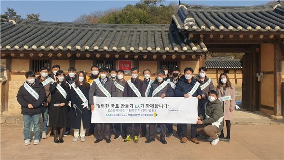 

	
		
			
				
					[LX괴산증평지사] 홍범식 고택 환경정화활동 실시 안내 이미지 입니다. 이 이미지에는 중요한 정보가 포함되어 있을 수 있습니다. 자세한 내용은 첨부파일이나 본문 내용을 참고해 주세요.
				
				
			
		
		
	
	