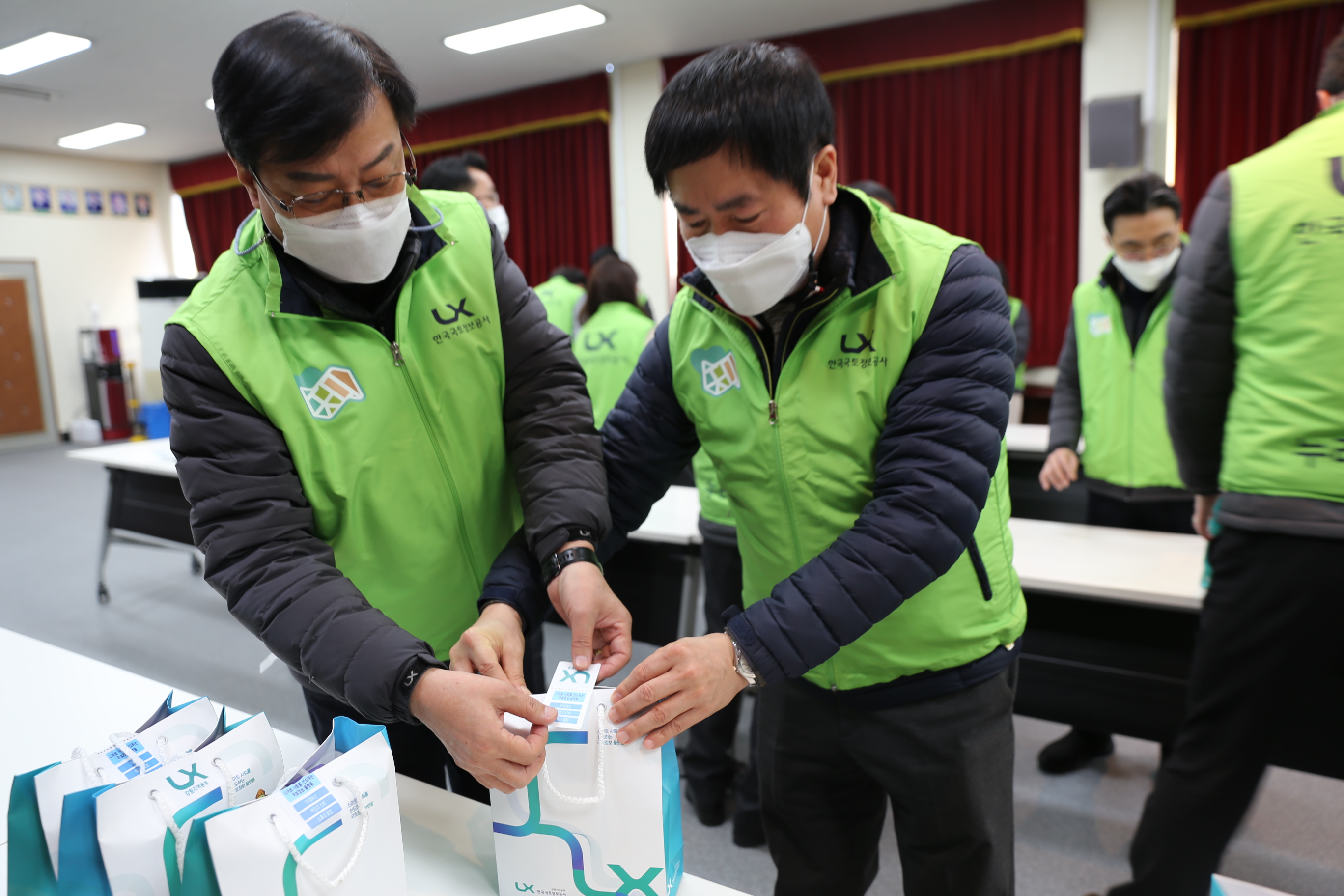 

	
		
			
				
					2021 설맞이 사랑의 꾸러미 나눔 안내 이미지 입니다. 이 이미지에는 중요한 정보가 포함되어 있을 수 있습니다. 자세한 내용은 첨부파일이나 본문 내용을 참고해 주세요.
				
				
			
		
		
	
	