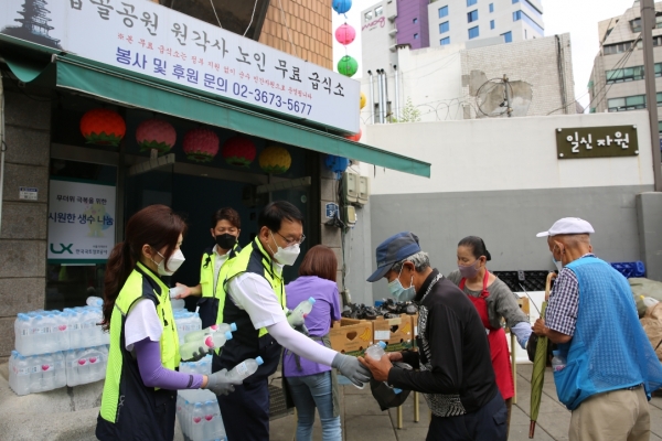 

	
		
			
				
					[LX서울지역본부]LX공사, 취약계층 폭염피해 방지 지원 박차 안내 이미지 입니다. 이 이미지에는 중요한 정보가 포함되어 있을 수 있습니다. 자세한 내용은 첨부파일이나 본문 내용을 참고해 주세요.
				
				
			
		
		
	
	