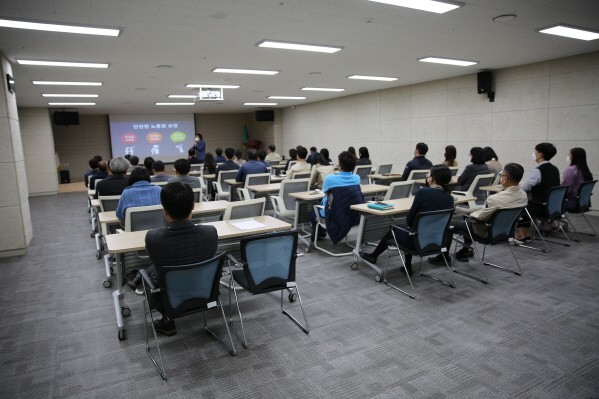 

	
		
			
				
					[LX서울지역본부]LX공사 서울지역본부, 성폭력 및 성희롱 예방교육 진행 안내 이미지 입니다. 이 이미지에는 중요한 정보가 포함되어 있을 수 있습니다. 자세한 내용은 첨부파일이나 본문 내용을 참고해 주세요.
				
				
			
		
		
	
	