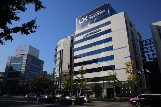 

	
		
			
				
					[LX서울지역본부]한국국토정보공사(LX) 서울지역본부, ‘LX 어린이 사랑’ 기부금 기탁 안내 이미지 입니다. 이 이미지에는 중요한 정보가 포함되어 있을 수 있습니다. 자세한 내용은 첨부파일이나 본문 내용을 참고해 주세요.
				
				
			
		
		
	
	