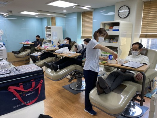 

	
		
			
				
					[LX서울지역본부]한국국토정보공사, 전 기관 참여 'LX 사랑의 헌혈' 진행 안내 이미지 입니다. 이 이미지에는 중요한 정보가 포함되어 있을 수 있습니다. 자세한 내용은 첨부파일이나 본문 내용을 참고해 주세요.
				
				
			
		
		
	
	