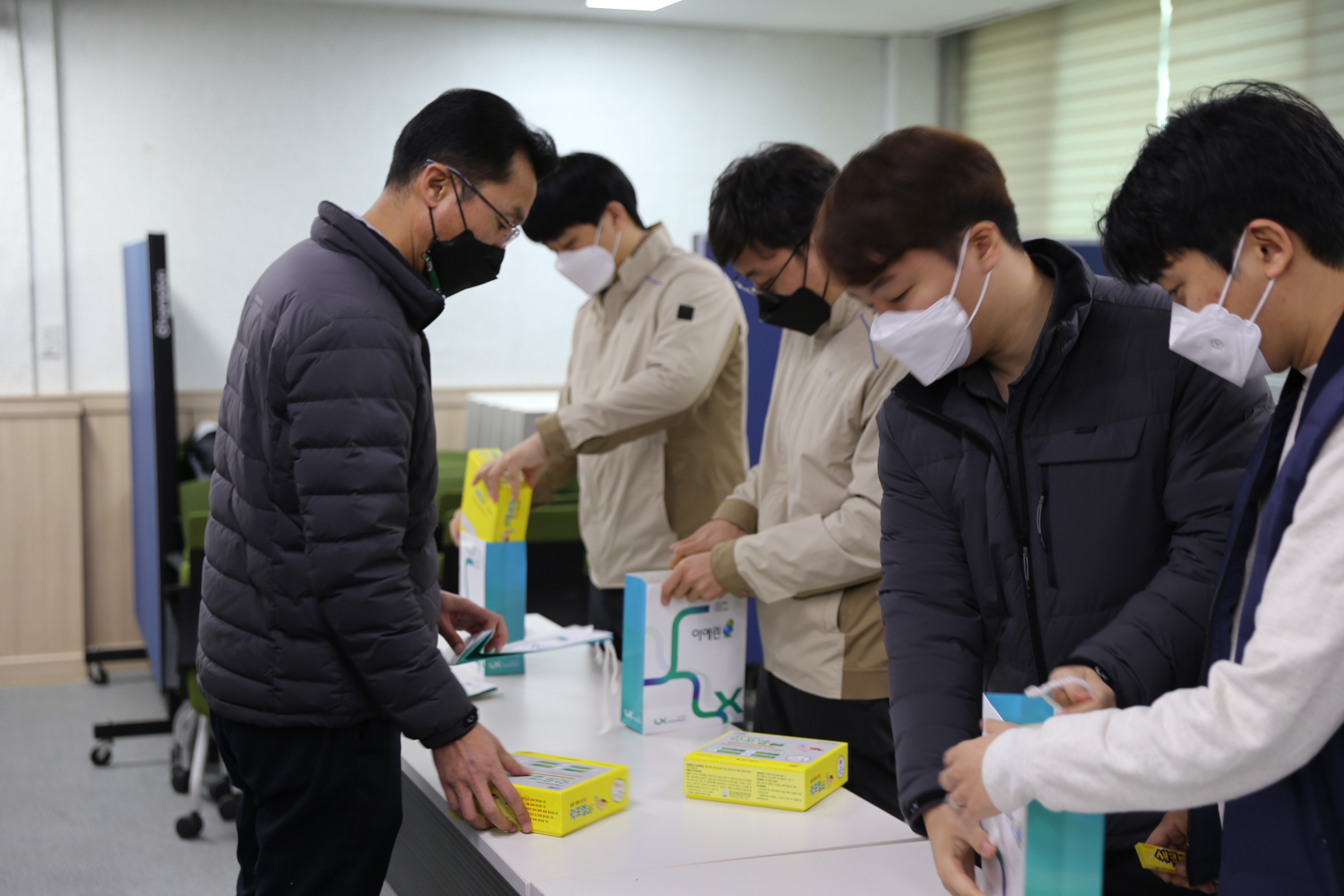 

	
		
			
				
					크리스마스 선물꾸러미 나눔행사 개최 안내 이미지 입니다. 이 이미지에는 중요한 정보가 포함되어 있을 수 있습니다. 자세한 내용은 첨부파일이나 본문 내용을 참고해 주세요.
				
				
			
		
		
	
	