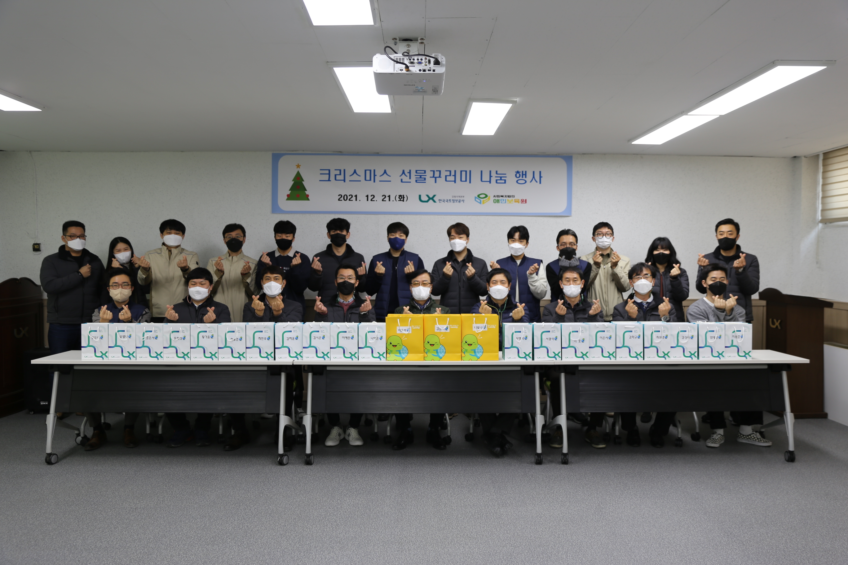 

	
		
			
				
					크리스마스 선물꾸러미 나눔행사 개최 안내 이미지 입니다. 이 이미지에는 중요한 정보가 포함되어 있을 수 있습니다. 자세한 내용은 첨부파일이나 본문 내용을 참고해 주세요.
				
				
			
		
		
	
	