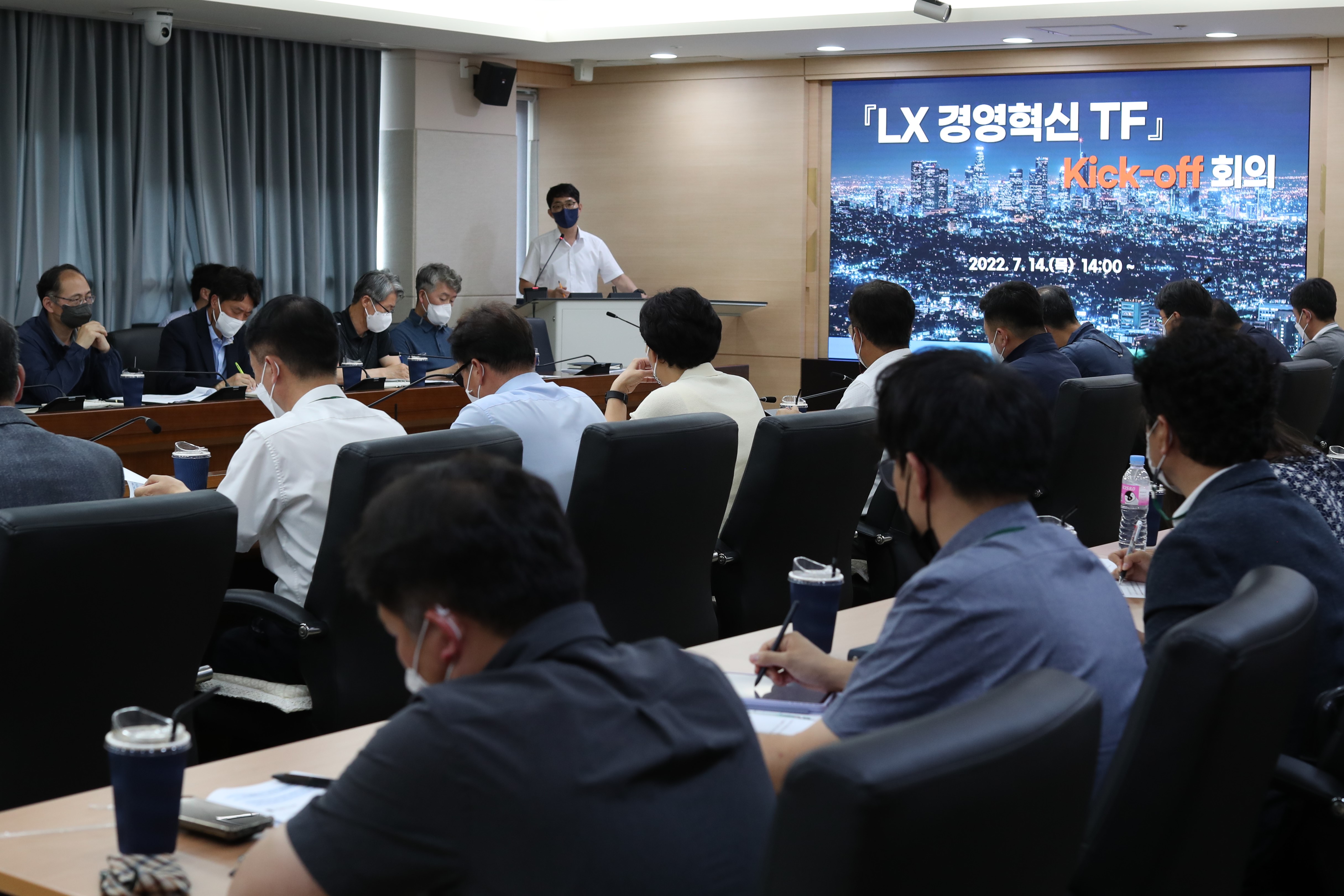 

	
		
			
				
					LX, ‘경영혁신 TF’로 고강도 개혁 드라이브 안내 이미지 입니다. 이 이미지에는 중요한 정보가 포함되어 있을 수 있습니다. 자세한 내용은 첨부파일이나 본문 내용을 참고해 주세요.
				
				
			
		
		
	
	