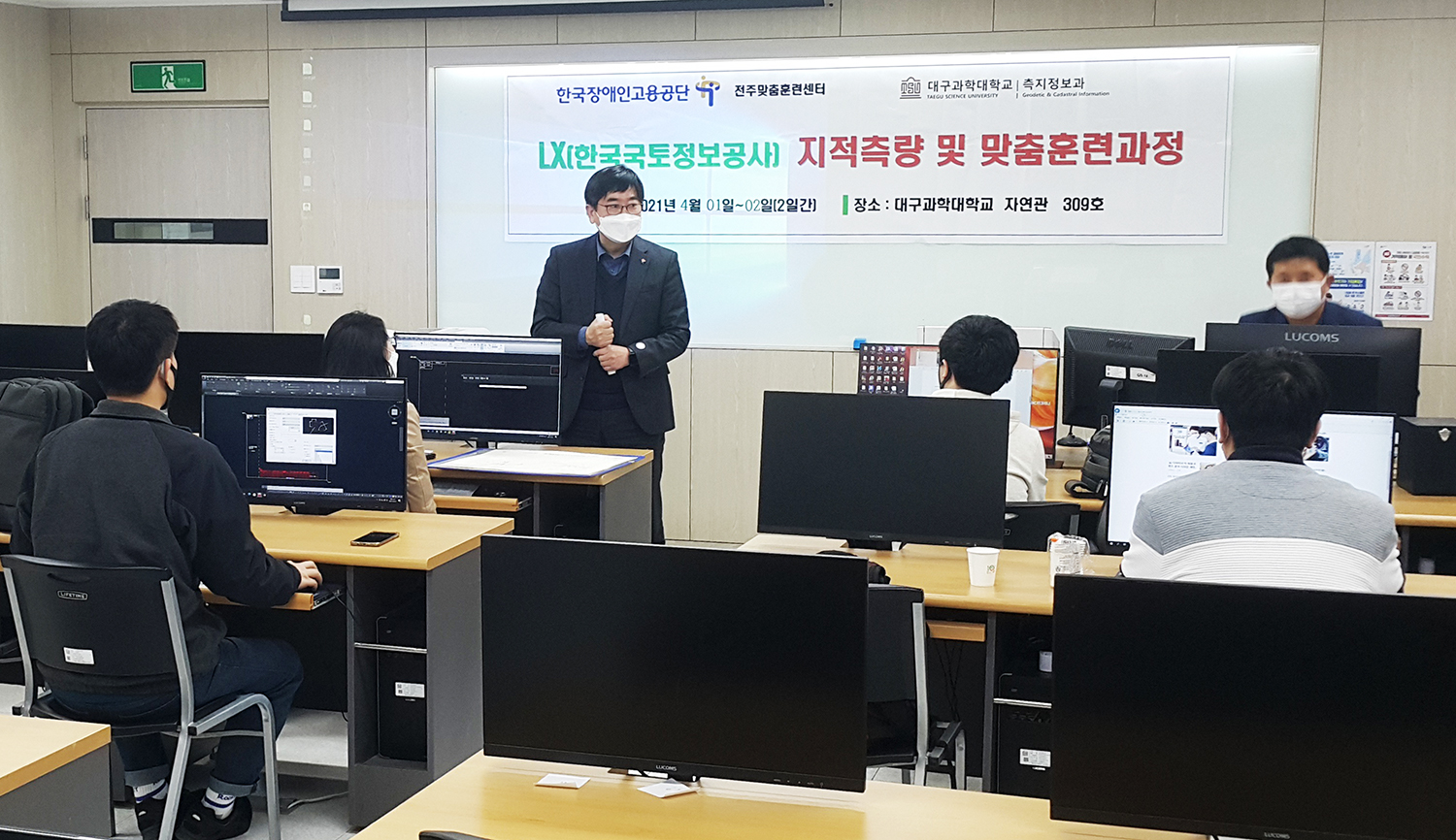 

	
		
			
				
					LX공사 '국가인사업무 발전 유공' 대통령 표창 수상 안내 이미지 입니다. 이 이미지에는 중요한 정보가 포함되어 있을 수 있습니다. 자세한 내용은 첨부파일이나 본문 내용을 참고해 주세요.
				
				
			
		
		
	
	