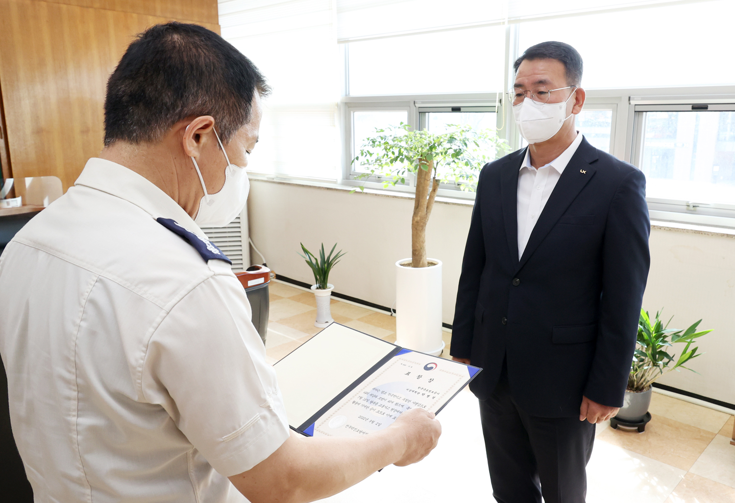 

	
		
			
				
					안전관리처 박병석 비상계획관…차량 화재 진압해 4명 목숨 구했다 안내 이미지 입니다. 이 이미지에는 중요한 정보가 포함되어 있을 수 있습니다. 자세한 내용은 첨부파일이나 본문 내용을 참고해 주세요.
				
				
			
		
		
	
	