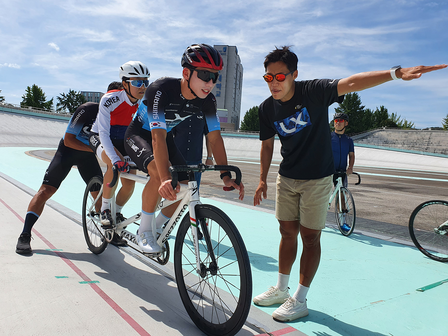 

	
		
			
				
					LX사이클, 장애인 국가대표에 각종 기술ㆍ경험 전수 안내 이미지 입니다. 이 이미지에는 중요한 정보가 포함되어 있을 수 있습니다. 자세한 내용은 첨부파일이나 본문 내용을 참고해 주세요.
				
				
			
		
		
	
	